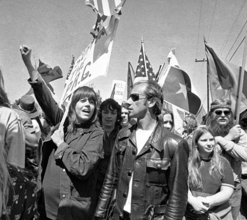 In this April 2, 1973 file photo, actress Jane Fonda holds her arm up in the air as she joins a group of anti-war demonstrators on a march toward the Western White House to protest the visit of South Vietnam's President Nguyen Van Thieu in San Clemente, Calif. (AP-Yonhap News)
