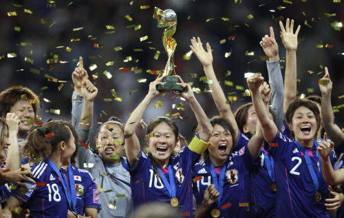 Japan players celebrate with the trophy after winning the final match between Japan and the United States at the Women's Soccer World Cup in Frankfurt, Germany, Sunday, July 17, 2011. (AP-Yonhap News)