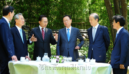 President Lee Myung-bak speaks with Prime Minister Kim Hwang-sik (from left to right), Constitutional Court President Lee Kang-kook, National Assembly Speaker Park Hee-tae, Supreme Court Chief Justice Lee Yong-hoon and National Election Commission chairperson Kim Nung-hwan ahead of their luncheon meeting at the presidential office, Tuesday. (Cheong Wa Dae press corps)