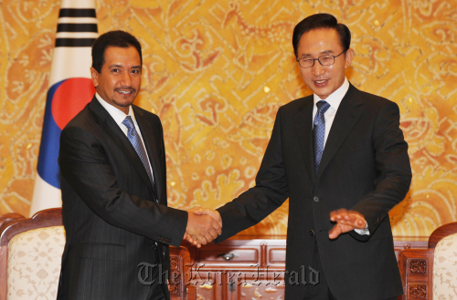 President Lee Myung-bak poses with visiting Malaysian king Mizan Zainal Abidin before their talks in Cheong Wa Dae on Wednesday. (Cheong Wa Dae press corps)