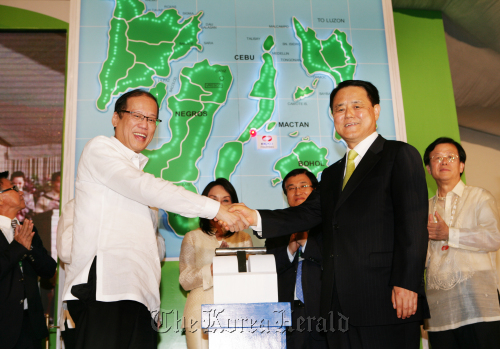 President Benigno Aquino (left) of the Philippines shakes hands with Korea Electric Power Corp. CEO Kim Ssang-su at the ceremony marking the completion of a power plant in Cebu on June 27. (Yonhap News)