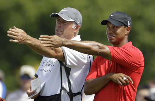 This March 13 file photo shows Tiger Woods (right) and caddie Steve Williams. (AP-Yonhap News)