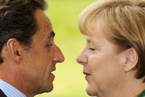 German Chancellor Angela Merkel greets French President Nicolas Sarkozy on Wednesday in the courtyard of the Chancellory in Berlin, prior to talks the day before a pivotal summit of heads of state and government in Brussels aimed at sealing a second Greek bailout. (AFP-Yonhap News)