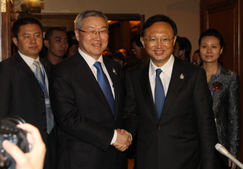 South Korean Foreign Minister Kim Sung-hwan (left) shakes hands with his Chinese counterpart Yang Jiechi ahead of their meeting on the sidelines of the Association of Southeast Asian Nations meeting in Bali, Thursday. (Yonhap News)