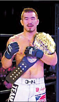 Bae Myung-ho posing with the championship belt