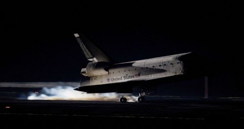 The space shuttle Atlantis lands on Thursday at Kennedy Space Center in Florida, ending its 13-day mission. Atlantis safely touched down bringing an end to the 30-year U.S. shuttle program.                                                                                                                               AFP-Yonhap