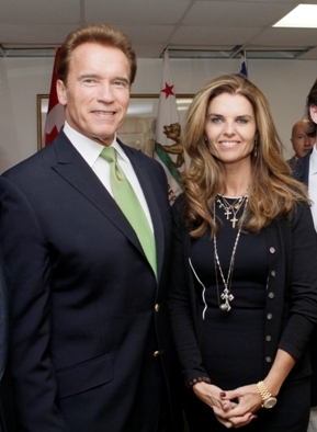 In this Oct. 2, 2009 file photo, California Gov. Arnold Schwarzenegger and his wife Maria Shriver pose for photos before they meet at the second Governors' Global Climate Summit in Los Angeles. (AP-Yonhap News)