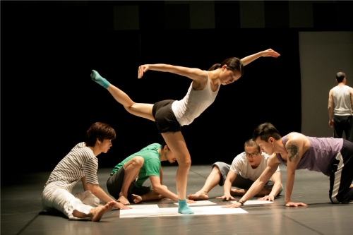 Performers practice a scene from “Suspicious Paradise” (Korea National Contemporary Dance Company)