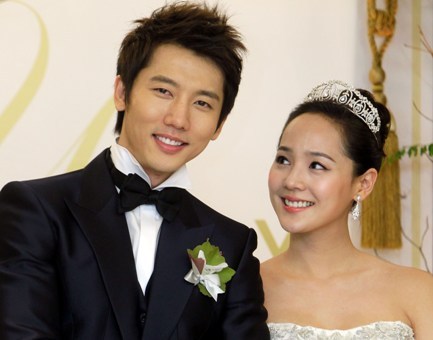Newly wed couple Eugene (right) and Ki Tae-young poses for press before their wedding ceremony held at a church in Gyeonggi Province, Saturday. (Yonhap)