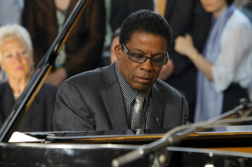 U.S. Jazzman Herbert Jeffrey “Herbie” Hancock plays the piano during the ceremony for his new role as a UNESCO Goodwill Ambassador at the UNESCO headquarters in Paris, Friday. (AP-Yonhap News)