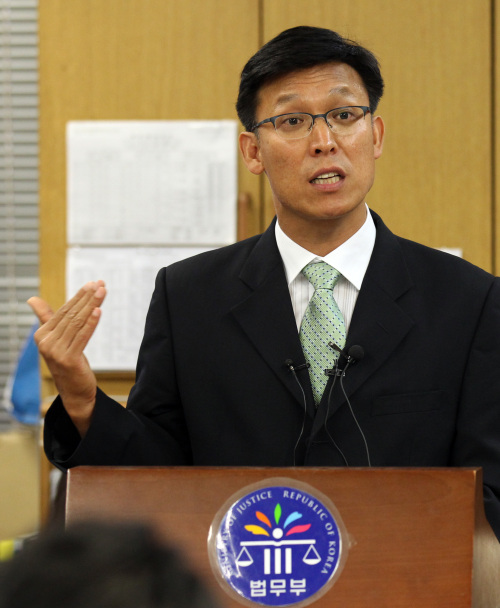 Kim Young-moon, an official of the Justice Ministry, briefs reporters on sex impulse drug treatment of pedophiles at the Seoul Central District Prosecutors’ Office on Thursday. (Yonhap News)
