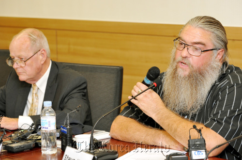 Steve House (right) and Phil Stewart testify on the alleged burial of Agent Orange at a U.S. army base in Korea at the National Assembly in Yeouido, Seoul, Monday. (Yang Dong-chul/The Korea Herald)