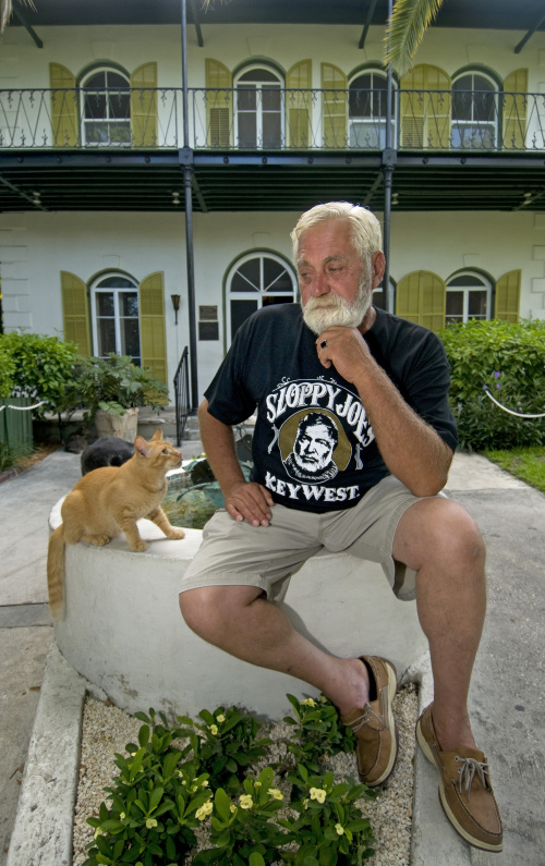 In this photo provided by the Florida Keys News Bureau, Matt Gineo eyes a resident cat as he poses at the Ernest Hemingway Home & Museum Sunday in Key West, Florida. (AP-Yonhap News)