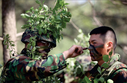 The photo shows marine Hyun Bin preparing for military training.(Yes24 via Yonhap)