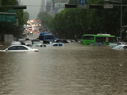 A road in Daechi-dong, southern Seoul, is flooded. (Kim Che-kyung via tweeter)