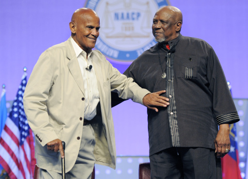 Harry Belafonte (left) and actor Louis Gossett Jr. greet each other onstage at the “Artists and Activism” panel session during the 102nd NAACP Annual Convention in Los Angeles on Wednesday. (AP-Yonhap News)