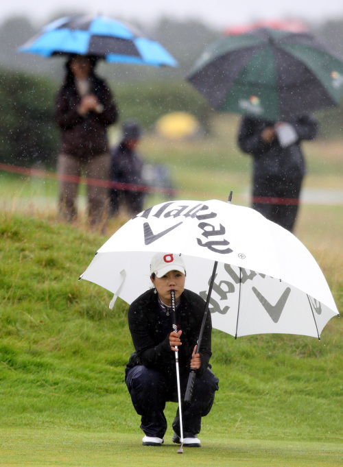 Korea’s Lee Meena, lines up her putt on the sixteenth during the first round of the Women’s British Open at Carnoustie Golf Club, Carnoustie, Scotland, Thursday. (AP-Yonhap News)