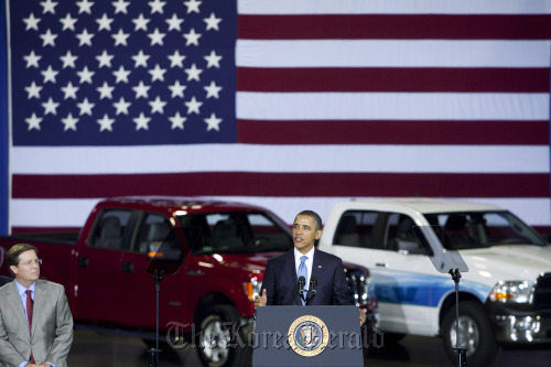 U.S. President Barack Obama speaks during an event to announce improved fuel efficiency for cars and light-duty trucks in Washington, D.C., Friday. (Bloomberg)