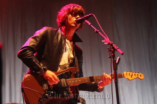 The Arctic Monkey’s frontman Alex Turner performing Saturday at Jisan. (Mnet)
