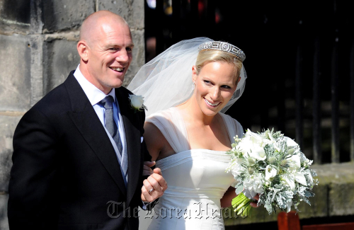 Britain’s Zara Phillips, the eldest granddaughter of Queen Elizabeth, and her husband England rugby player Mike Tindall leave Canongate Kirk in Edinburgh after their marriage on Saturday. (AP-Yonhap News)