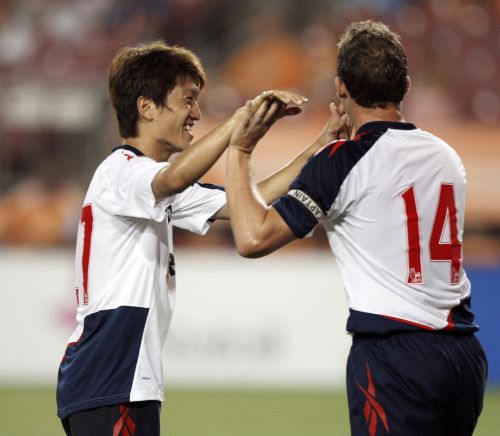 Bolton Wanderers forward Lee Chung-yong (left) was looking to build on last year’s solid season. (AFP-Yonhap News)