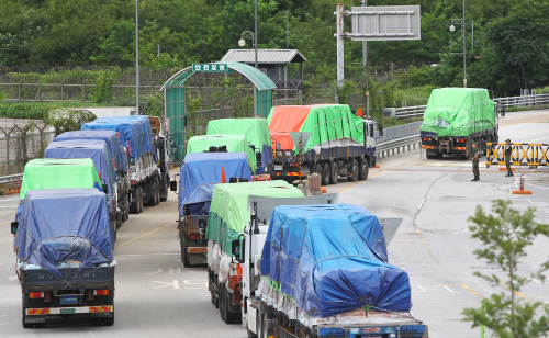 Trucks loaded with 300 tons of flour aid provided by the Korean Council for Reconciliation and Cooperation head for North Korea on Tuesday. (Yonhap News)