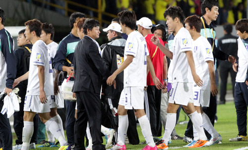 Korea’s U20 national team heads back to the locker room after its 3-1 defeat to France. (Yonhap News)