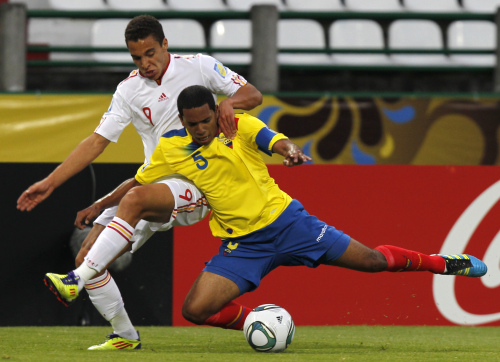 Spain’s Rodrigo (left) and Ecuador’s Dennis Quinonez battle for the ball on Wednesday. (AP-Yonhap News)