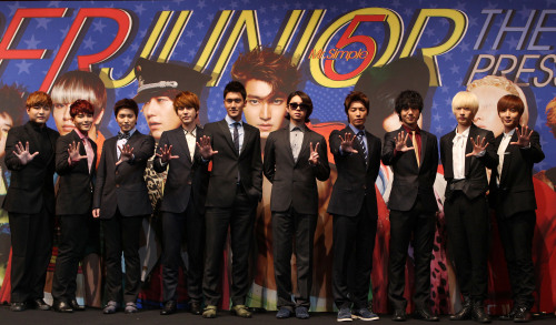 Super Junior members pose for photo at a hotel in Seoul (Yonhap)