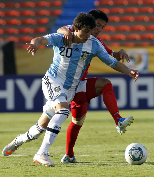 Argentina’s Carlos Luque (no.20) drives past a North Korean defender during a U20 World Cup match in Colombia on Thursday. (AP-Yonhap News)