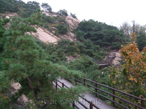 Mount Bukhan’s Sky Walk trail, a part of the 63.2 km hiking loop, has up to 308 pptv of airborne antimicrobial compounds. (Seoul Metropolitan Government)