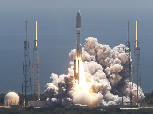 A rocket with the Juno spacecraft blasts off from Cape Canaveral, Florida on Friday. (AP-Yonhap News)