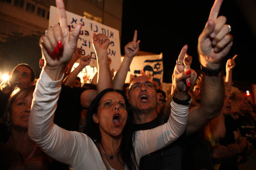 Israelis chant slogans as they march to the residence of Prime Minister Benjamin Netanyahu in Jerusalem on Saturday. (AFP-Yonhap News)