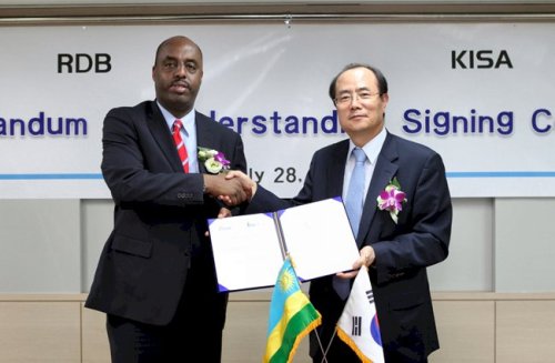 KISA CEO Seo Jong-ryul (right) and Rwandan Ambassador Eugene Segore Kayihura are seen during the conclusion of the signing of an MOU that aims to strengthen bilateral cooperation in information security. (Rwanda Embassy)