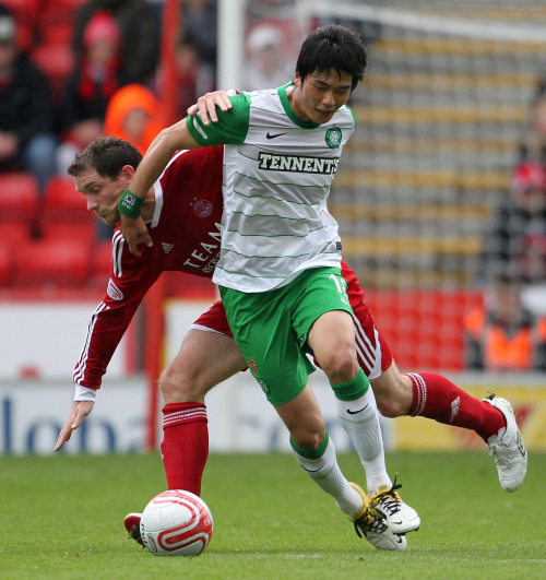 Celtic’s Ki Sung-yueng (right) and Aberdeen’s Scott Vernon challenge for the ball. (AP-Yonhap News)