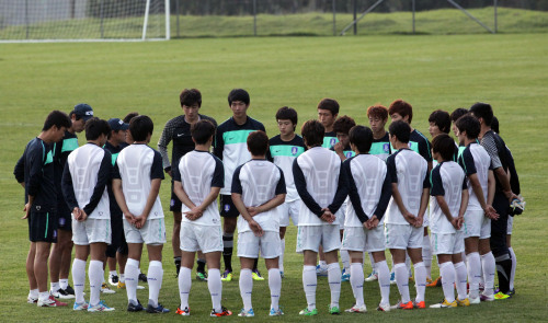 IN FOCUS Korea’s U20 national team holds a meeting during a practice session on Monday. (Yonhap News)