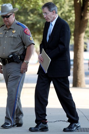 Convicted polygamist leader Warren Jeffs is escorted into the Tom Green County Courthouse, Tuesday, Aug. 9, 2011, in San Angelo, Texas.(AP-Yonhap News)