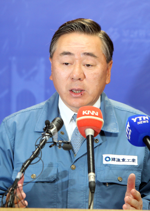 Cho Nam-ho, chairman of Hanjin Heavy Industries & Construction, makes a statement on the strikes and labor protests against its large-scale layoffs in Busan City Hall, Wednesday. (Yonhap News)