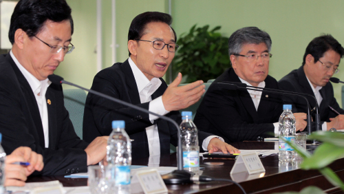 President Lee Myung-bak gestures during his unscheduled visit to the Finance Ministry in Gwacheon, south of Seoul, Wednesday.  (Yonhap News)