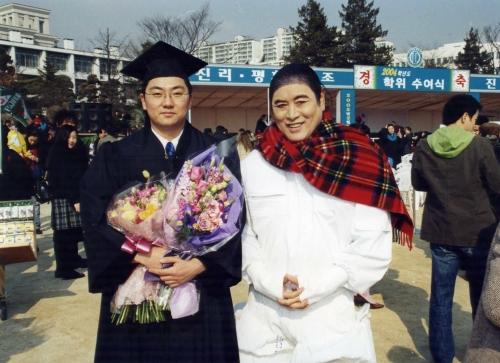 The late Andre Kim with his son Kim Joong-do on the son’s college graduationday in 2005 (Andre Kim Design Atelier)