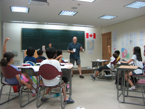 Canadian teacher Domenico Grace conducts an English class for elementary school students on Thursday. (The Korea Herald)