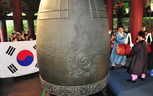 Oh Se-hoon (second from right) and other diginataries toll the bell at Bosingak in Jongno, downtown Seoul, Monday, marking the 66th anniversary of Korea’s independence from Japan. (Park Hae-mook/The Korea Herald)