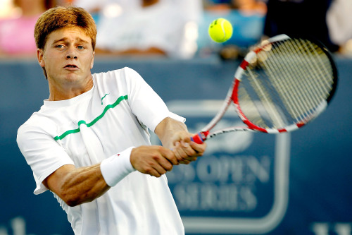 Ryan Harrison eturns a shot to Juan Ignacio Chela of Argentina during the Western & Southern Open at the Lindner Family Tennis Center in Mason, Ohio, Monday. (AFP/AP-Yonhap News)