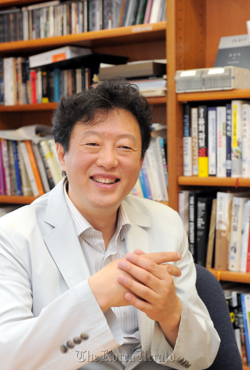 Kim Rando, professor and best-selling author, at his office in Seoul National University (Ahn Hoon/The Korea Herald)