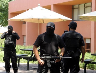 Policemen guard the entrance to the Tecnologico de Monterrey University, in Atizapan, State of Mexico, Mexico, on Aug. 8. (Xinhua)