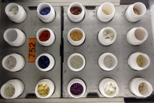 Various prescription drugs on the automated pharmacy assembly line at Medco Health Solutions, are displayed in Willingboro, New Jersey. (AP-Yonhap News)