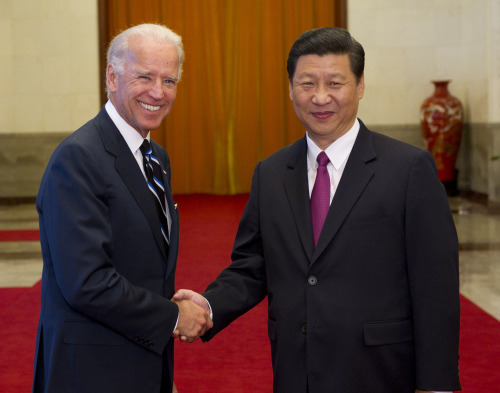 Xi Jinping (right) holds a welcoming ceremony for U.S. Vice President Joe Biden in Beijing on Thursday. (Xinhua-Yonhap News)