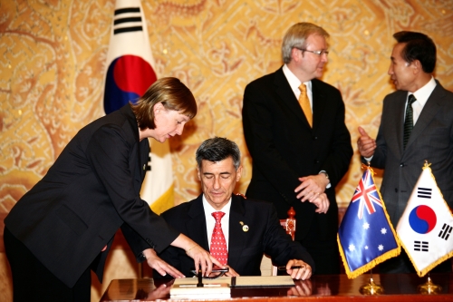 Liddicoat assists the Australian Ambassador Peter Rowe at the official signing ceremony of the educational cooperation MOU between Australia and Korea, with President Lee Myung-bak and former Australian Prime Minister Kevin Rudd at the Blue House in 2008. (Australian Embassy in Korea)