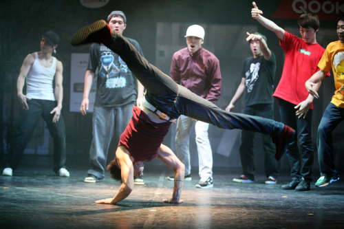 The non-verbal musical show “Ballerina Who Loves B-boy” — which melds ballet with break-dancing — is still going strong after a six-year run. (Showbboy)