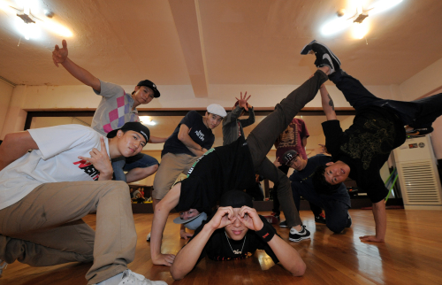 Hot property Jinjo Crew strike a pose in their studio in southern Seoul on Wednesday (fromleft to right, front to back) — Soma, Stony, Skim, Wing, Mold, Fleta, F.E., Octopus and Vero(Ahn Hoon/The Korea Herald)